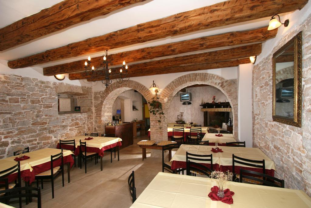 Bed and Breakfast Kastel Kaštelir Exterior foto