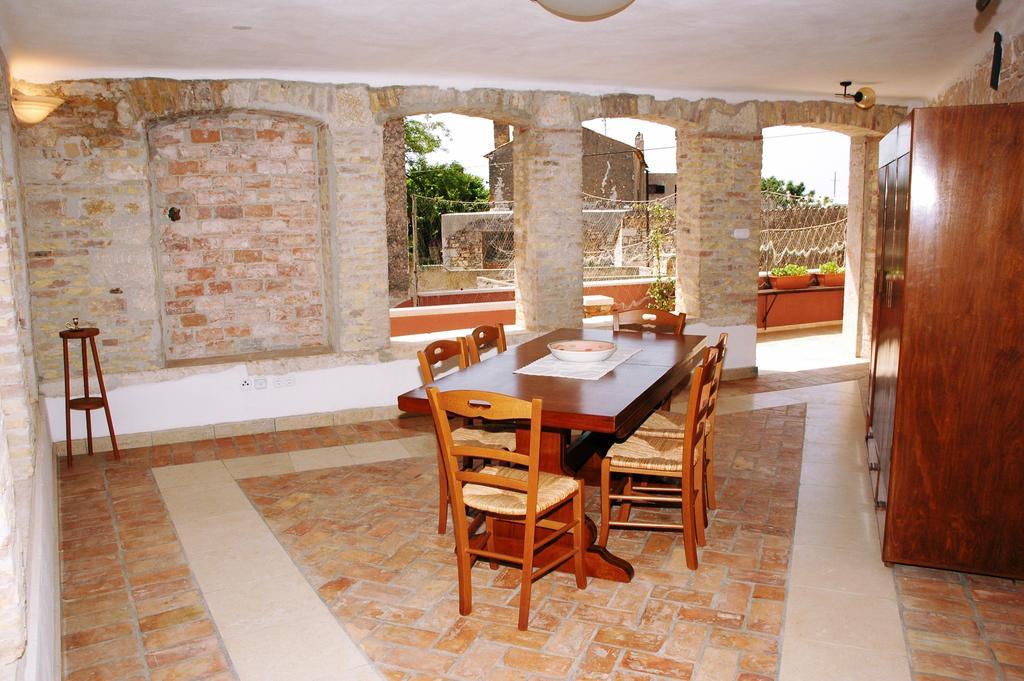 Bed and Breakfast Kastel Kaštelir Exterior foto