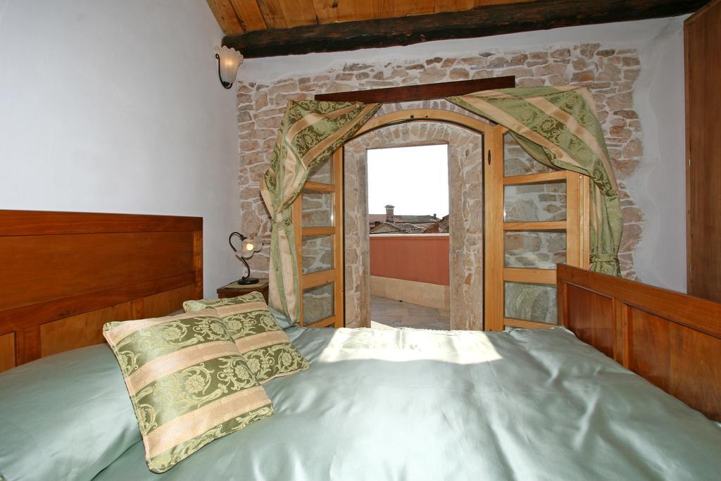 Bed and Breakfast Kastel Kaštelir Habitación foto